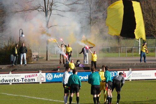 Nicht zu bersehen und nicht zu berhren: Die Fans des FC 04!