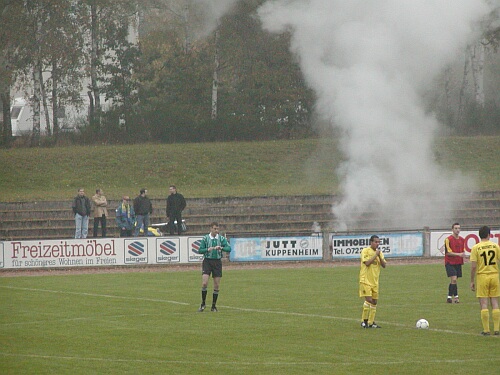 Die fnf Singener Fans lieen es zu Beginn krftig rauchen!